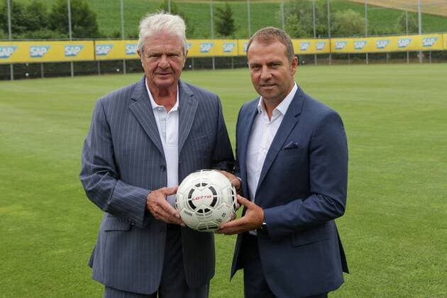 Themen der Woche - SPORT Bilder des Tages - SPORT v.li.: Dietmar Hopp (Gesellschafter, TSG 1899 Hoffenheim) und Hans-Dieter Flick (Hansi Flick, Geschäftsführer TSG 1899 Hoffenheim) bei seiner offiziellen Vorstellung mit einem Fußball der Marke Lotto, Fussball, Bundesliga, Pressekonferenz TSG 1899 Hoffenheim, xozx