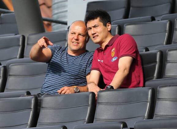 Großaspach Fußball Testspiel, SG Sonnenhof Großaspach U20 Auswahl China: v.l. Dirk Mack (Hoffenheim), Jiayi Shao (Teamanager China)