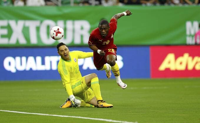 Majeed Abdul Waris (R) of Ghana vies for the ball with goalkeeper Moises Munoz (L) of Mexico during a friendly match against Ghana at NRG Stadium in Houston, Texas, USA 28 June 2017. Friendly Ghana vs Mexico !ACHTUNG: NUR REDAKTIONELLE NUTZUNG!  Copyright: xAARONxM.xSPRECHERx AMS02 20170629-636343046794545636
