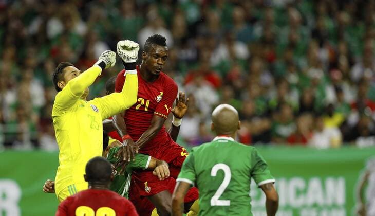 Defender John Boye (2L) of Ghana collides with goalkeeper Moises Munoz (L) of Mexico on a corner kick during their friendly match at NRG Stadium in Houston, Texas, USA 28 June 2017. Friendly Ghana vs Mexico !ACHTUNG: NUR REDAKTIONELLE NUTZUNG!  Copyright: xAARONxM.xSPRECHERx AMS03 20170629-636343048645971636