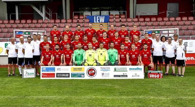 FC Memmingen 2017 2018, die Regionalligamannschaft, hinten von links: Dennis Hoffmann, Steffen Friedrich, Rene Schr??der, David Anzenhofer, Fabian Krogler, Niko Brankolic, Jamey Hayse, Simon Ollert, mittlere Reihe von links: Koordinator Christian Maier, Trainer Stefan Anderl, Betreuer Philipp Krassnitzer, Co-Trainer Andreas Koestner, Koordinator Bernd Kunze, Furkan Kircicek, Andreas F??lla, Lukas Rietzler, Muriz Salemovic, Kilian Kustermann, Marin Culjak, Stefan Heger, Sebastian Schmeiser, Yannik Maurer, Christoph Mangler, Pascal Maier, Teamarzt Dr. Stefan Gaum, Torwarttrainer Markus Seitz, Reha-Trainerin Simone Salzger sowie die Betreuer Andreas Hampp, Aggi Schmidbauer und Melanie Kohl, vordere Reihe von links: Tim Buchmann, Daniel Zweckbronner, Fabian Lutz, Jonas Gebauer, Fabio Zeche, Martin Gruber, Lucas Bundschuh, Markus Nix, Achim Speiser und Philipp Boyer. Memmingen Copyright: xJensen Eibner-Pressefotox EP_IJN