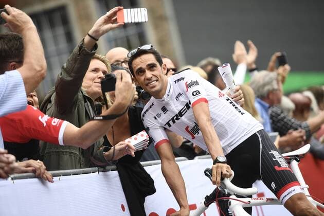 Themen der Woche - SPORT Bilder des Tages - SPORT Spanish Alberto Contador of Trek-Segafredo poses with a fan at the presentation of the teams, before the start of the 104rth edition of the Tour de France cycling race, Thursday 29 June 2017 in Dusseldorf, Germany. This year s Tour de France takes place from July first to July 23rd. YORICKxJANSENS  x05122821x