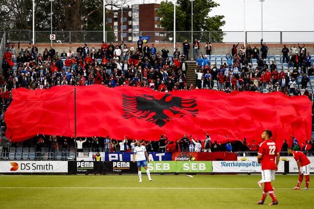 Bilder des Tages - SPORT 170629 Pristinas fans inför fotbollsmatchen i kvalet till Europa League mellan Norrköping och Prishtina den 29 juni 2017 i Norrköping.  Copyright: PETERxHOLGERSSON BB170629BB105