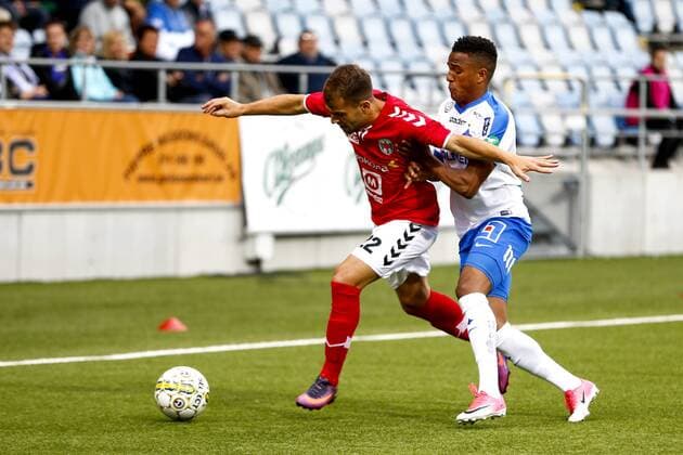 170629 Norrköpings Niclas Eliasson och Pristinas Lorik Maxhuni under fotbollsmatchen i kvalet till Europa League mellan Norrköping och Prishtina den 29 juni 2017 i Norrköping.  Copyright: JOSEFINExLOFTENIUS BB170629BB106