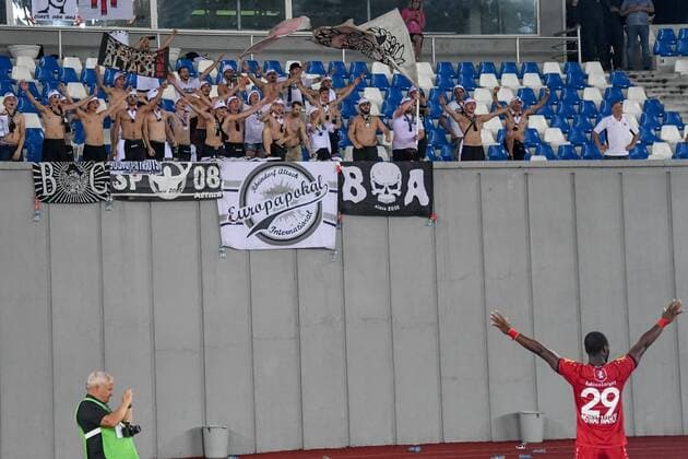 Bilder des Tages - SPORT SOCCER - UEFA EL quali, Chikhura vs Altach TBILISI,GEORGIA,29.JUN.17 - SOCCER - UEFA Europa League qualification, FC Chikhura Sachkhere vs SCR Altach. Image shows the rejoicing of fans of Altach and Louis Clement Ngwat Mahop (Altach). GEPAxpictures xOliverxLerch