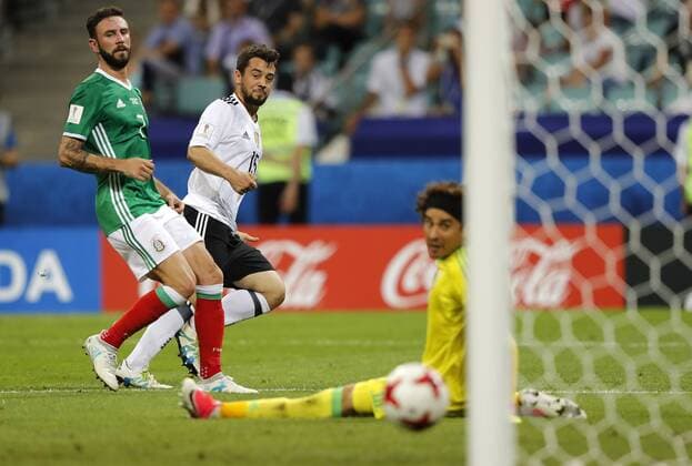 Bilder des Tages - SPORT Germany vs Mexico SOCHI, SC - 29.06.2017: GERMANY VS MEXICO - Germany& 39;s AmOUNEOUNES scores their goal in goalkeeper OCHOA Guillermo of Mexico during a match between Germany and Mexico in the semifinals of the 2017 FIFA Confederations Cup on Thursday at the Sochi Olympic Stadium in Sochi, Russia. (Photo: Rodolfo Buhrer La Imagem Fotoarena) x1347434x  RodolfoxBuhrer