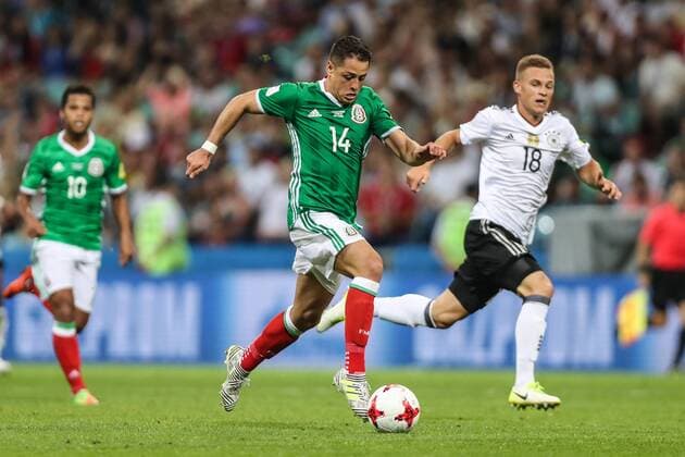 (170630) -- SOCHI, June 30, 2017 -- Javier Hernandez (C) of Mexico breaks through during the semifinal match of the 2017 FIFA Confederations Cup against Germany in Sochi, Russia, June 29, 2017. Mexico lost 1-4. ) (SP)RUSSIA-SOCHI-2017 FIFA CONFEDERATIONS CUP-SEMIFINAL-GER VS MEX WuxZhuang 