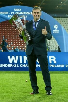 Bilder des Tages - SPORT U21, EM, Finale, Deutschland - Spanien Krakau, Polen, 30.06.2017, Laenderspiel, Finale - Under 21 European Championship EM Europameisterschaft Deutschland - Spanien, Coach Stefan Kuntz (GER) mit Pokal ( DeFodi507