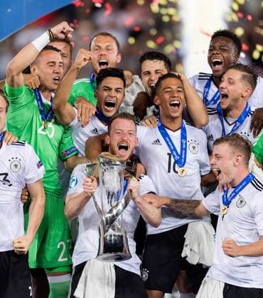 Fussball International U 21 Europameisterschaft 2017 in Krakau 30.06.2017 Finale Deutschland - Spanien JUBEL Deutschland; Maximilian Arnold (Mitte) mit EM Pokal, Max Meyer (re) sowie Torwart Odisseas Vlachodimos, Nadiem Amiri, Thilo Kehrer und Janik Haberer (hinten v.li.) 