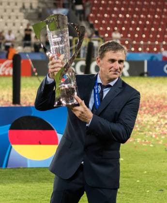 Fussball International U 21 Europameisterschaft 2017 in Krakau 30.06.2017 Finale Deutschland - Spanien Trainer Stefan Kuntz (Deutschland) mit EM Pokal 