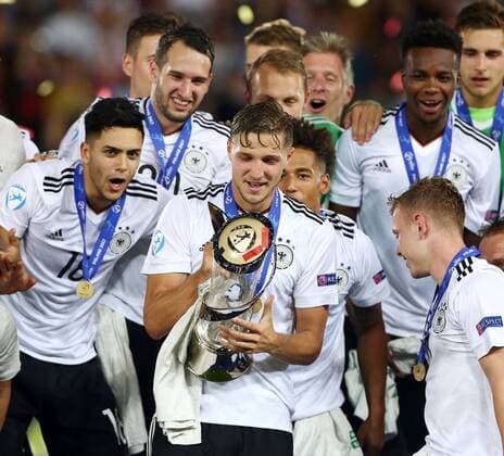 Niklas Stark mit dem Pokal, dahinter Nadiem Amiri, Levin Öztunali, Thilo Kehrer, Gideon Jung, Max Meyer Titelgewinn Mannschaft Team Siegerehrung Freude Emotion jubelnd Jubel nach Sieg Fußball Fussball Finale U21 U 21 EM Europameisterschaft Länderspiel Saison 2016 2017 30.06.2017 in Krakau Polen DFB Nationalmannschaft GER BRDeutschland vs. Spanien ESP
