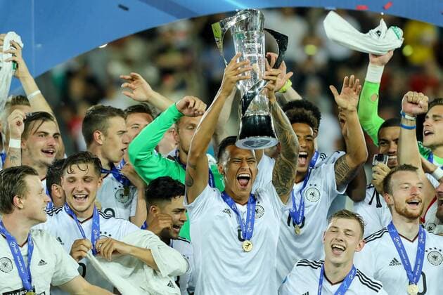 Krakau, Polen, 30.06.2017, Laenderspiel, Finale - Under 21 European Championship EM Europameisterschaft Deutschland - Spanien, Davie Selke (GER) jubelt mit Pokal ( DeFodi507