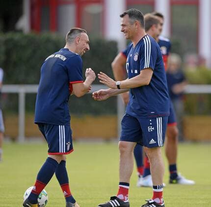 Bilder des Tages - SPORT 01.07.2017, Fussball 1.Liga 2017 2018, FC Bayern München Trainingsauftakt an der Säbener Strasse in München, v.re.: Neuzugang Co-Trainer Willy Sagnol mit Franck Ribery (FC Bayern München). 