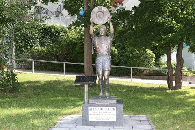Denkmal von Maximilian Max Maxl Morlock. Deutsche war ein deutscher Fußballspieler. Der Halbstürmer im damaligen WM-System absolvierte bei seinem Verein 1. FC Nürnberg von 1945 bis 1963 in der Fußball-Oberliga Süd 451 Ligaspiele und erzielte 286 Tore. Copyright Thomas Pakusch