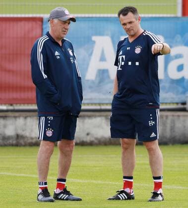 Bilder des Tages - SPORT Neuer Co-Trainer Willy Sagnol (re.) im Gespräch mit dem Cheftrainer Carlo Ancelotti Fussball 1.BL FC Bayern München 01.07.2017 Trainingsauftakt