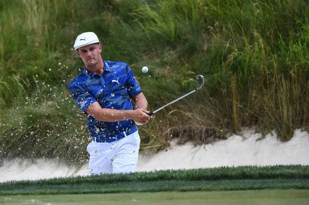 JUL 01, 2017 - Bryson DeChambeau (USA) hits out of the green side bunker on hole eight during the third round at the 2017 Quicken Loans National at the Tournament Players Club in Potomac MD. PGA Golf Herren 2017: Quicken Loans National JUL 01 - ZUMAcjm_ 20170701_zaf_cjm_024 Copyright: xJohnxMiddlebrookx