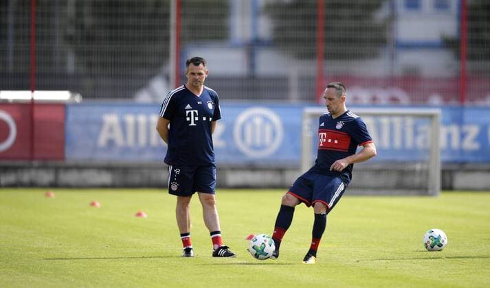01.07.2017, Fussball 1.Liga 2017 2018, FC Bayern München Trainingsauftakt an der Säbener Strasse in München, li: Co-Trainer Willy Sagnol (FC Bayern München) beobachtet Franck Ribery (FC Bayern München). 
