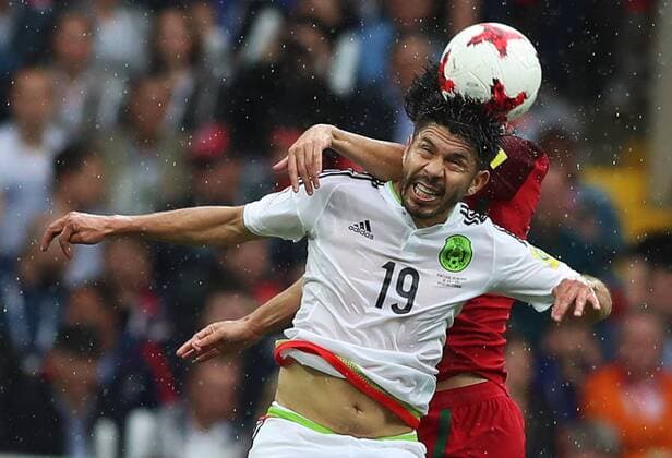 Themen der Woche - SPORT Bilder des Tages - SPORT MOSCOW, RUSSIA â€“ JULY 2, 2017: Mexicoâ€™s Oribe Peralta struggles for the ball in their 2017 FIFA Confederations Cup third place football match against Portugal at Otkrytie Arena. Sergei Savostyanov TASS  TS055C5D
