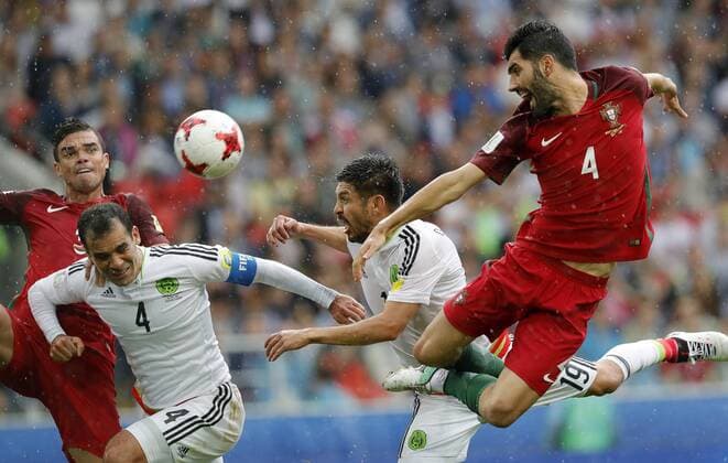 Bilder des Tages - SPORT MOSCOW, RUSSIA â€“ JULY 2, 2017: Portugalâ€™s Pepe (L back), Luis Neto (R), Mexicoâ€™s Rafael Marquez (L front) and Oribe Peralta struggle for the ball in their 2017 FIFA Confederations Cup third place football match at Otkrytie Arena. Mikhail Japaridze TASS  TS055C64