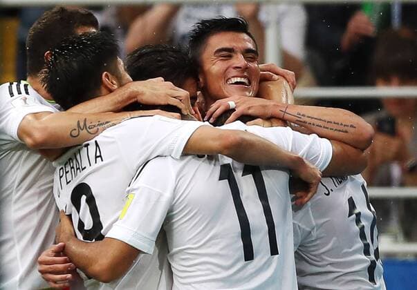 Bilder des Tages - SPORT MOSCOW, RUSSIA â€“ JULY 2, 2017: Mexicoâ€™s Rafael Marquez (R) and his teammates celebrate scoring against Portugal in their 2017 FIFA Confederations Cup third place football match at Otkrytie Arena. Sergei Savostyanov TASS  TS055C6E