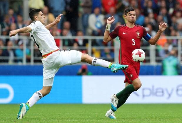 MOSCOW, RUSSIA â€“ JULY 2, 2017: Mexicoâ€™s Raul Jimenez (L) and Portugalâ€™s Pepe struggle for the ball in their 2017 FIFA Confederations Cup third place football match at Otkrytie Arena. Sergei Savostyanov TASS  TS055C8F