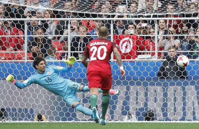 Bilder des Tages - SPORT MOSCOW, RUSSIA â€“ JULY 2, 2017: Mexicoâ€™s goalkeeper Guillermo Ochoa (L) concedes a goal in their 2017 FIFA Confederations Cup third place football match against Portugal at Otkrytie Arena. Mikhail Japaridze TASS  TS055C92