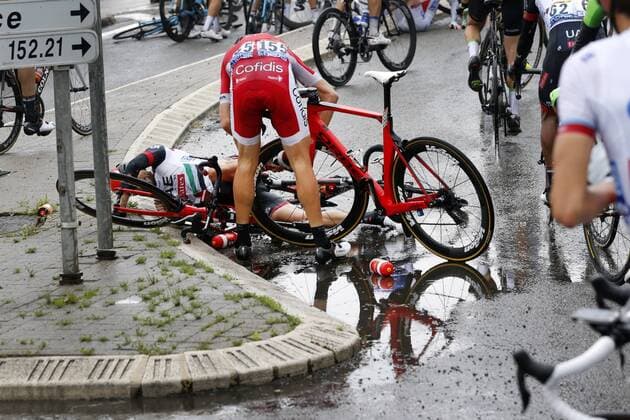 Italian Matteo Bono of UAE Team Emirates and French Cyril Lemoine of Cofidis, Solutions Credits pictured after a crash during the second stage of the 104rth edition of the Tour de France cycling race, 203,5km from Dusseldorf, Germany, to Liege, Belgium, Sunday 02 July 2017. This year s Tour de France takes place from July first to July 23rd. YUZURUxSUNADA  x05124903x