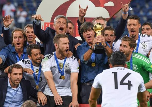 FUSSBALL FIFA Confed Cup 2017 FINALE IN ST. PETERSBURG Chile - Deutschland 02.07.2017 Deutschland gewinnt den Confed Cup 2017: Trainer Joachim Loew jubelt mit dem Pokal 