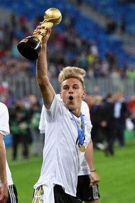 FUSSBALL FIFA Confed Cup 2017 FINALE IN ST. PETERSBURG Chile - Deutschland 02.07.2017 Deutschland gewinnt den Confed Cup 2017: Joshua KIMMICH jubelt mit dem Pokal 