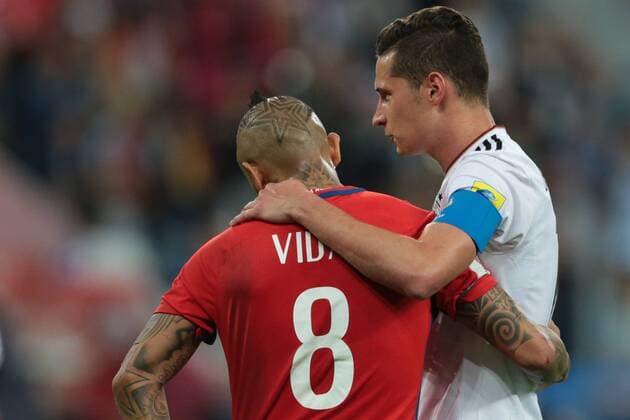 Bilder des Tages - SPORT July 2, 2017 - Saint Petersburg, Russia - Arturo Vidal (L) of the Chile national football team and Julian Draxler of the Germanyl national football team during the 2017 FIFA Confederations Cup final match between Chile and Germany at Saint Petersburg Stadium on July 02, 2017 in St. Petersburg, Russia. Chile v Germany: Final - FIFA Confederations Cup Russia 2017  - ZUMAn230 20170702_zaa_n230_275 Copyright: xIgorxRussakx