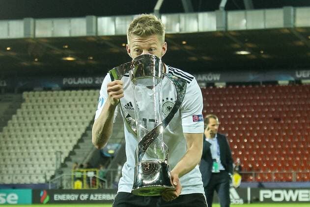 Krakau, Polen, 30.06.2017, Laenderspiel, Finale - Under 21 European Championship EM Europameisterschaft Deutschland - Spanien, Mitchell Weiser (DFB) mit Pokal ( DeFodi507