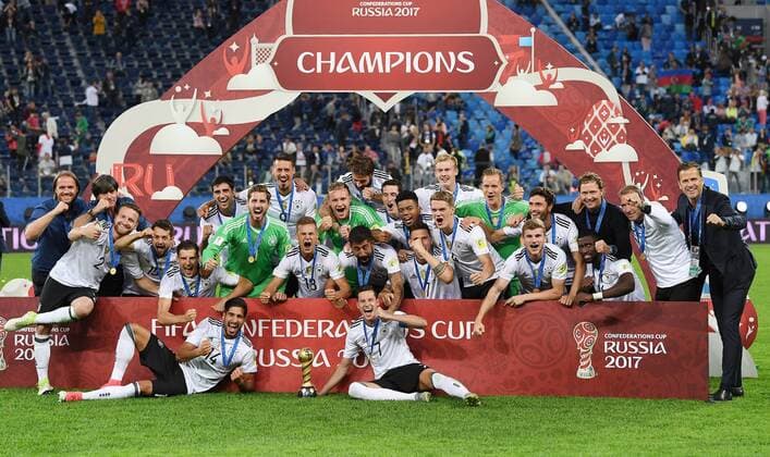 FUSSBALL FIFA Confed Cup 2017 FINALE IN ST. PETERSBURG Chile - Deutschland 02.07.2017 Deutschland gewinnt den Confed Cup 2017, Teamfoto: Co Trainer Thomas Schneider, Trainer Joachim Loew, Shkodran MUSTAFI, Amin YOUNES, Leon GORETZKA, Lars STINDL, Torwart Kevin TRAPPSandro WAGNER, Joshua KIMMICH, Torwart Bernd LENO, Marvin PLATTENHARDT, Kerem DEMIRBAY, Sebastian RUDY, Benjamin HENRICHS, Niklas SUELE, Matthias GINTER, Julian BRANDT, Torwart Marc-Andre TER STEGEN Timo WERNER, Jonas HECTOR, Co Trainer Marcus Sorg, Torwarttrainer Andreas Koepke und Teammanager Oliver Bierhoff (v.li.) sowie Emre CAN (vorne li) und Julian DRAXLER (vorne re)