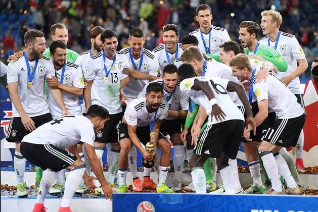 FUSSBALL FIFA Confed Cup 2017 FINALE IN ST. PETERSBURG Chile - Deutschland 02.07.2017 Deutschland gewinnt den Confed Cup 2017: Shkodran MUSTAFI, Amin YOUNES, Emre CAN, Lars STINDL, Sandro WAGNER, Kerem DEMIRBAY jubelt mit dem Pokal, Niklas SUELE, Jonas HECTOR, Antonio RUEDIGER, Leon GORETZKA, Sebastian RUDY, Timo WERNER, Torwart Kevin TRAPP, Julian BRANDT (v.li.) 