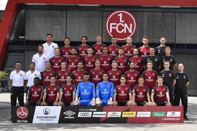 03.07.2017 - 1. FC Nürnberg FCN Club - 2. Fußball Bundesliga BL - Saison 2017 2018 - Fototermin Porträttermin Portraittermin Mannschaftsfoto Teamfoto - - vorne von links : Edgar Salli (7, 1. FC Nürnberg FCN ) Tim Leibold (23, 1. FC Nürnberg FCN ) Laszlo Sepsi (6, 1. FC Nürnberg FCN ) Thorsten Kirschbaum (1, 1. FC Nürnberg FCN ) Fabian Bredlow (24, 1. FC Nürnberg FCN ) Alexander Fuchs (35, 1. FC Nürnberg FCN ) Patrick Kammerbauer (39, 1.FC Nürnberg FCN ) Dennis Lippert (34, 1. FC Nürnberg FCN ) 2. Reihe von links : Michael Köllner (Trainer 1.FC Nürnberg FCN ) Boris Schommers (Co-Trainer 1.FC Nürnberg FCN ) Rurik Gislason (19, 1. FC Nürnberg FCN ) Lukas Jäger (20, 1. FC Nürnberg FCN ) Mikael Ishak (9, 1. FC Nürnberg FCN ) Ondrej Petrak (31, 1.FC Nürnberg FCN ) Sebastian Kerk (17, 1. FC Nürnberg FCN ) Tobias Kempe (10, 1. FC Nürnberg FCN ) Lucas Hufnagel (8, 1. FC Nürnberg FCN ) Marko Riegel (Zeugwart 1.FC Nürnberg FCN ) Dr. Matthias Brem (Team-Arzt 1.FC Nürnberg FCN ) 3. Reihe von links : Tobias Dippert (Athletik- und Reha-Trainer 1.FC Nürnberg FCN ) Cedric Teuchert (36, 1. FC Nürnberg FCN ) Enrico Valentini (22, 1. FC Nürnberg FCN ) Kevin Möhwald Moehwald (14, 1. FC Nürnberg FCN ) Abdelhamid Sabiri (27, 1. FC Nürnberg FCN ) Enis Alushi (37, 1. FC Nürnberg FCN ) Miso Brecko (2, 1. FC Nürnberg FCN ) Gubov Milan (Physiotherapeut 1.FC Nürnberg FCN ) James Morgan (Physiotherapeut 1.FC Nürnberg FCN ) 4. Reihe (oben) von links : Michael Fuchs (Torwarttrainer 1.FC Nürnberg FCN ) Georg Margreitter (33, 1. FC Nürnberg FCN ) Lukas Mühl (28, 1. FC Nürnberg FCN ) Patrick Erras (29, 1. FC Nürnberg FCN ) Philipp Förster (5, 1.FC Nürnberg FCN ) Hanno Behrens (18, 1. FC Nürnberg FCN ) Eduard Löwen (38, 1. FC Nürnberg FCN )