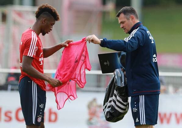Co-Trainer Willy Sagnol und Kingsley Coman - Trikotübergabe Fussball 1.BL FC Bayern München 03.07.2017 Training