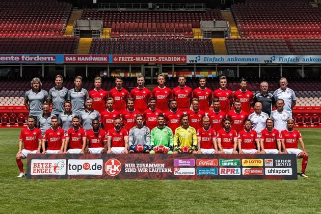 hi. v.li: Gerald Ehrmann (Torwarttrainer), Bastian Becker (Athletiktainer), Martin Raschick (Videoanalyst), Patrick Ziegler, Robin Koch, Kacper Przybylko, Patick Salata, Stipe Vucur, Benjamin Kessel, Gino Fechner, Marcel Correia, Wolfgang Wittich (Zeugwat), Dr. Harald Dinges (Mannschaftsarzt), mi. v. li: Norbert Meier (Trainer), Fank Heinemann (Co Trainer), Efthimios Kompodietas (Co Trainer), Torben Muesel, Lukas Goertler, Christoph Moritz, Leon Guwara, Nicklas Shipnoski, Valdin Mustafa, Maximilian Dittgen, Eric Schoen (Physiotherapeut, Frank Saenger (Physiotherapeut), vo. v. li: Baris Atik, David Tomic, Naser Alij, Osayamen Osawe, Giuliano Modica, Lennart Grill, Andre Weis, Jan Ole Sievers, Nils Seufert, Brandon Borrello, Zoltan Stieber, Daniel Halfar, Phillipp Mwene, Fussball, GER, 2.Liga, Portraettermin 2017 2018, Mannschaftsfoto, 1. FC Kaiserslautern, Kaiserslautern Copyright: xNeis Eibner-Pressefotox EP_ANS