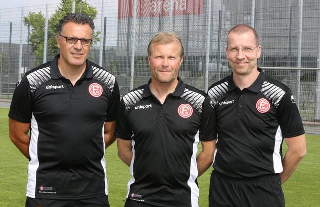 Regionalliga West, Saison 2017 2018, Fototermin Fortuna Düsseldorf U 23. - vl; Taskin Aksoy ( Trainer) , Frank Schaefer und Michael Kuhn ( Teammannager ) ( alle Fortuna Düsseldorf U 23 )