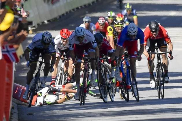 Bilder des Tages - SPORT Great Britain Mark Cavendish of Dimension Data just felt next to Slovakian Peter Sagan of Bora - Hansgrohe, French Arnaud Demare of FDJ and Norway Alexander Kristoff of Team Katusha Alpecin who sprint during the fourth stage of the 104th edition of the Tour de France cycling race, 207,5 km from Mondorf-les-Bains, Luxembourg, to Vittel, France, Tuesday 04 July 2017. This year s Tour de France takes place from July first to July 23rd. DIRKxWAEM  x05126010x