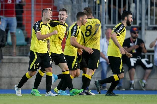 Niederkorn jubelt, freut sich, Jubel, Freude nach dem 1:0 durch - mit Olivier Thill (Niederkorn 10), Mike Schneider (Niederkorn 11), Yann Matias (Niederkorn 70),Aleksandre Karapetian (Niederkorn 87), Metin Karayer (Niederkorn 38) 04.07.2017 Fussball Europa League Qualifikation, 1. Runde, Saison 2017-2018 04.07.2017 LUX, ELQ, FC Progres Niederkorn (LUX) - Glasgow Rangers FC (SCO) Stade Josy Barthel, Luxemburg