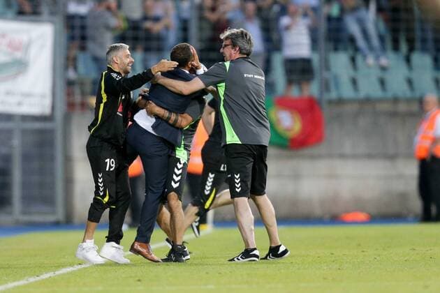 Paolo Amodio (Trainer Niederkorn) kann es nicht fassen nach Schlusspfiff - jubelt, freut sich, Jubel, Freude mit Mario Mutsch (Niederkorn 19) und Laurent Zimmer (Kine) 04.07.2017 Fussball Europa League Qualifikation, 1. Runde, Saison 2017-2018 04.07.2017 LUX, ELQ, FC Progres Niederkorn (LUX) - Glasgow Rangers FC (SCO) Stade Josy Barthel, Luxemburg 