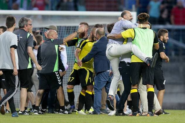 Fabio Marochi (Praesident Niederkorn) jubelt, freut sich, Jubel, Freude nach Schlusspfiff mit Theo Sully (Niederkorn 9) 04.07.2017 Fussball Europa League Qualifikation, 1. Runde, Saison 2017-2018 04.07.2017 LUX, ELQ, FC Progres Niederkorn (LUX) - Glasgow Rangers FC (SCO) Stade Josy Barthel, Luxemburg 