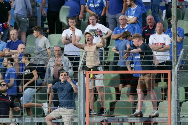 schottische Fans sind wuetend, aufgebracht und schmeissen Sitzschalen auf den Platz 04.07.2017 Fussball Europa League Qualifikation, 1. Runde, Saison 2017-2018 04.07.2017 LUX, ELQ, FC Progres Niederkorn (LUX) - Glasgow Rangers FC (SCO) Stade Josy Barthel, Luxemburg 
