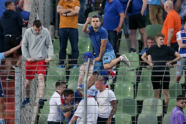 Fans der Rangers sind wuetend, aufgebracht, Mittelfinger 04.07.2017 Fussball Europa League Qualifikation, 1. Runde, Saison 2017-2018 04.07.2017 LUX, ELQ, FC Progres Niederkorn (LUX) - Glasgow Rangers FC (SCO) Stade Josy Barthel, Luxemburg 