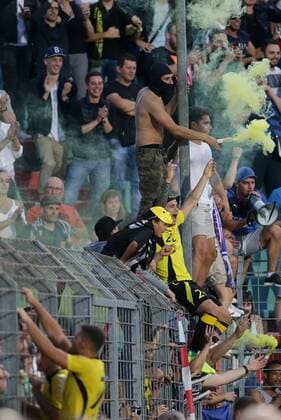 Niederkorn jubelt, freut sich, Jubel, Freude mit den Fans - Tony Mastrangelo (Niederkorn 20), Rauchfackel, Bengalfeuer, Fackel, Rauch 04.07.2017 Fussball Europa League Qualifikation, 1. Runde, Saison 2017-2018 04.07.2017 LUX, ELQ, FC Progres Niederkorn (LUX) - Glasgow Rangers FC (SCO) Stade Josy Barthel, Luxemburg