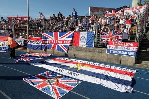viele Fahnen, Banner und Zaunfahnen am Gästeblock der Fans von Rangers FC, Flagge, Union Jack 04.07.2017 Fussball Europa League Qualifikation, 1. Runde, Saison 2017-2018 04.07.2017 LUX, ELQ, FC Progres Niederkorn (LUX) - Glasgow Rangers FC (SCO) Stade Josy Barthel, Luxemburg 