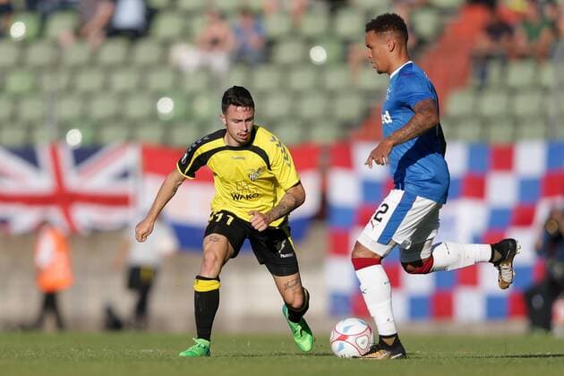 James Tavernier (Rangers 2) am Ball gegen Mike Schneider (Niederkorn 11) 04.07.2017 Fussball Europa League Qualifikation, 1. Runde, Saison 2017-2018 04.07.2017 LUX, ELQ, FC Progres Niederkorn (LUX) - Glasgow Rangers FC (SCO) Stade Josy Barthel, Luxemburg 