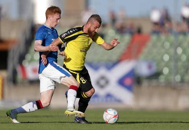David Bates (Rangers 24) im Zweikampf mit Aleksandre Karapetian (Niederkorn 87) 04.07.2017 Fussball Europa League Qualifikation, 1. Runde, Saison 2017-2018 04.07.2017 LUX, ELQ, FC Progres Niederkorn (LUX) - Glasgow Rangers FC (SCO) Stade Josy Barthel, Luxemburg 
