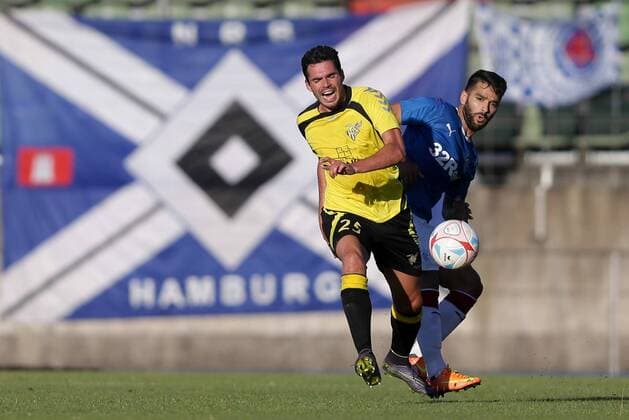 Daniel Candeias (Rangers 21) im Zweikampf mit Alexis Lafon (Niederkorn 25) 04.07.2017 Fussball Europa League Qualifikation, 1. Runde, Saison 2017-2018 04.07.2017 LUX, ELQ, FC Progres Niederkorn (LUX) - Glasgow Rangers FC (SCO) Stade Josy Barthel, Luxemburg 