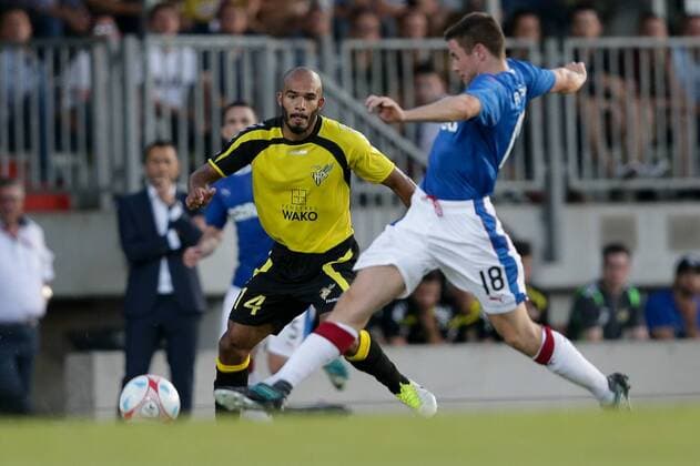 Emmanuel Francoise (Niederkorn 14) im Zweikampf mit Jordan Rossiter (Rangers 18) 04.07.2017 Fussball Europa League Qualifikation, 1. Runde, Saison 2017-2018 04.07.2017 LUX, ELQ, FC Progres Niederkorn (LUX) - Glasgow Rangers FC (SCO) Stade Josy Barthel, Luxemburg 