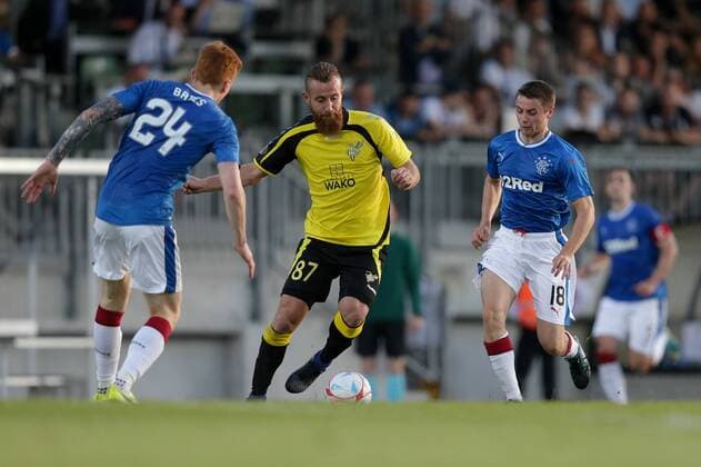 Aleksandre Karapetian (Niederkorn 87) im Zweikampf mit David Bates (Rangers 24) und Jordan Rossiter (Rangers 18) 04.07.2017 Fussball Europa League Qualifikation, 1. Runde, Saison 2017-2018 04.07.2017 LUX, ELQ, FC Progres Niederkorn (LUX) - Glasgow Rangers FC (SCO) Stade Josy Barthel, Luxemburg 